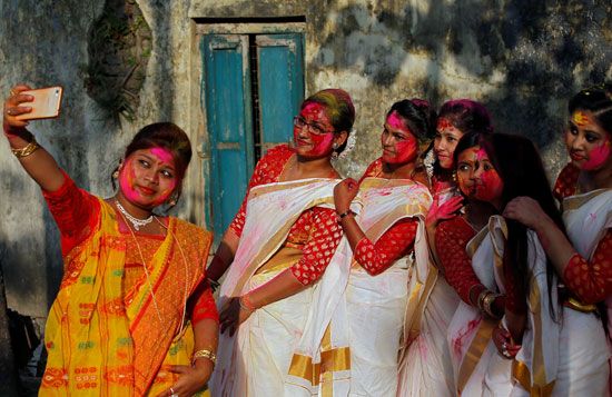 صور.. انطلاق مهرجان الألوان فى الهند احتفالا بقدوم فصل الربيع