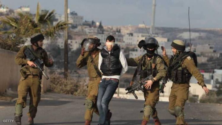 اعتقال 17 فلسطينيا بعمليات دهم في الضفة الغربية