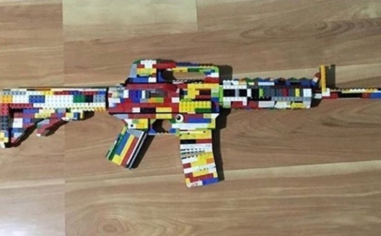 Школьника в США арестовали за фото винтовки из Lego, приняв его за террориста
