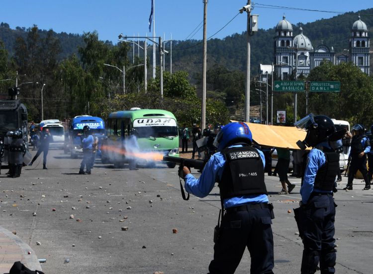 صور.. اشتباكات عنيفة بين شرطة هندوراس وطلاب محتجين على مقتل ناشطة بيئية
