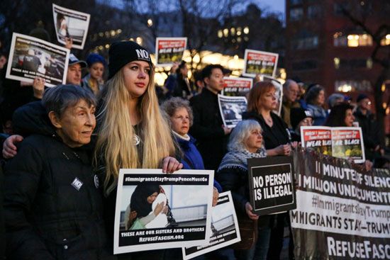 صور.. تجدد المظاهرات فى نيويورك احتجاجا على سياسات ترامب ضد المهاجرين