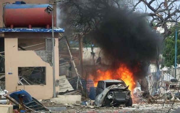 В Сомали смертник взорвал машину на военной базе есть жертвы