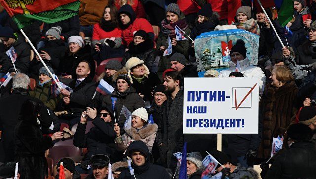 Путин спел гимн России со сборной по хоккею на митинге в "Лужниках"