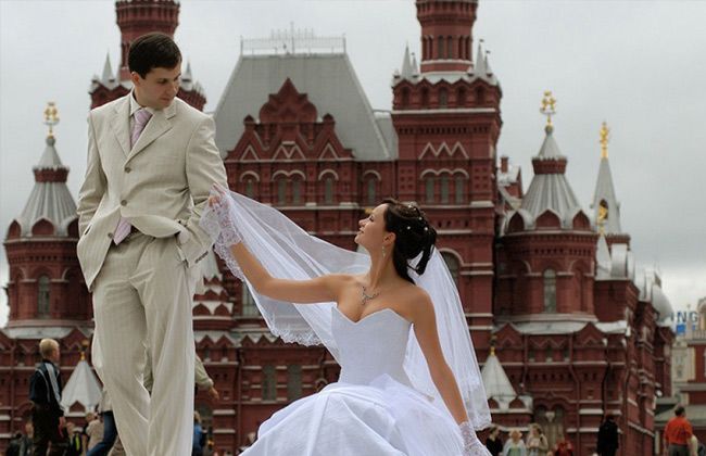 لأسماء المتشابهة وتناول اللبن بالملعقة واختبارات الزواج.. 30 عادة غريبة لن تجدها إلا في روسيا