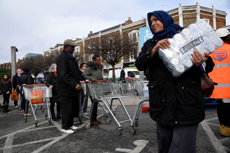 صور.. انقطاع المياه عن آلاف المنازل فى بريطانيا والحكومة تدفع بمساعدات