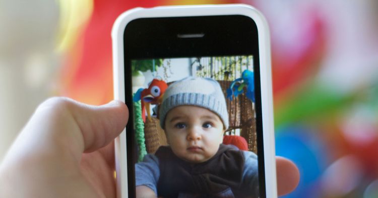 Двухлетний мальчик заблокировал iPhone
