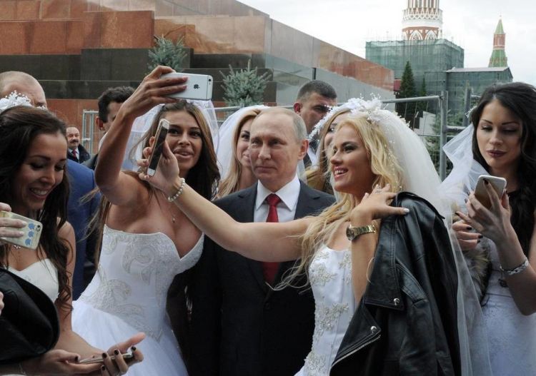 بوتين يهنئ المرأة في عيدها.. ويقرأ الشعر!