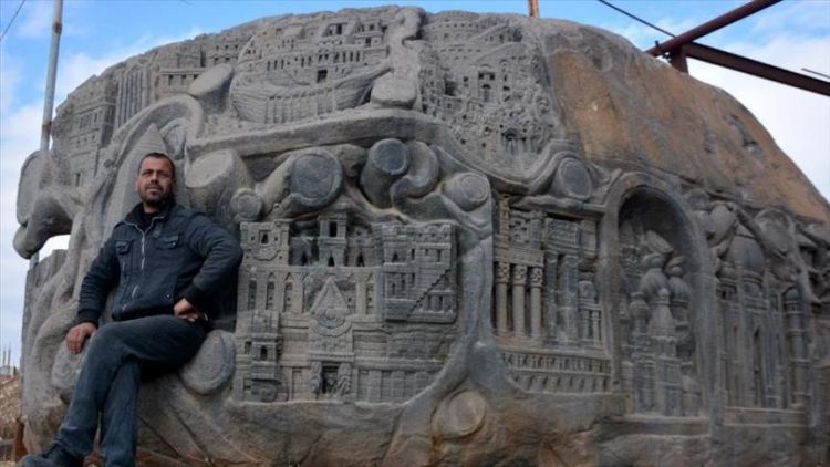 في درعا السورية.. حضارات العالم منحوتة على صخرة "الحب والسلام"