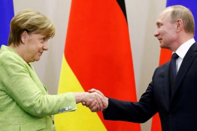 Putin Merkelin hərdən ona alman pivəsi gətirdiyini bildirib