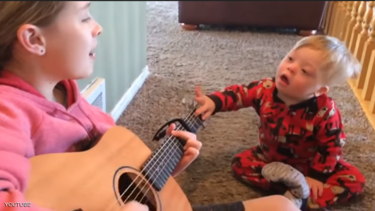 سحر الموسيقى.. طفل مصاب بمتلازمة "داون" يغني لأول مرة