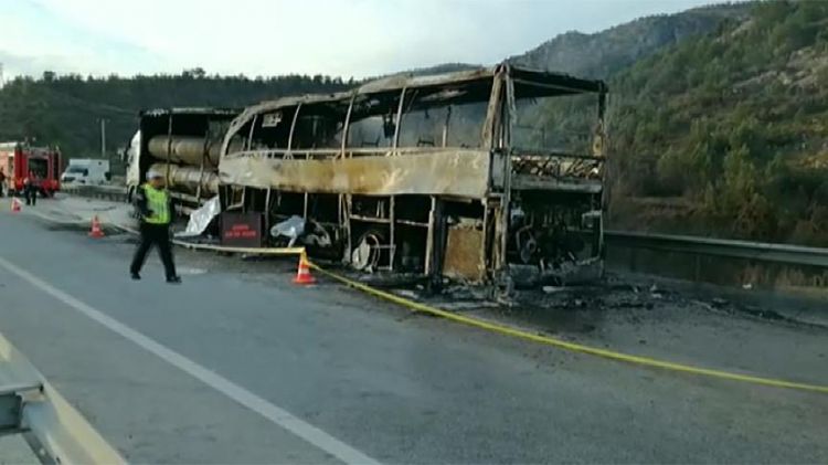 В Турции автобус загорелся после столкновения с грузовиком 9 человек погибли, 16 ранены