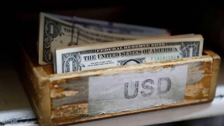 الدولار يهوي بفعل الرسوم الجمركية وتباطؤ الأجور