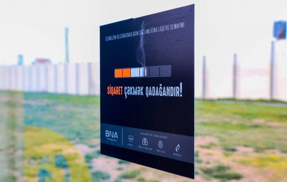 В Баку запретили курить на автобусных остановках