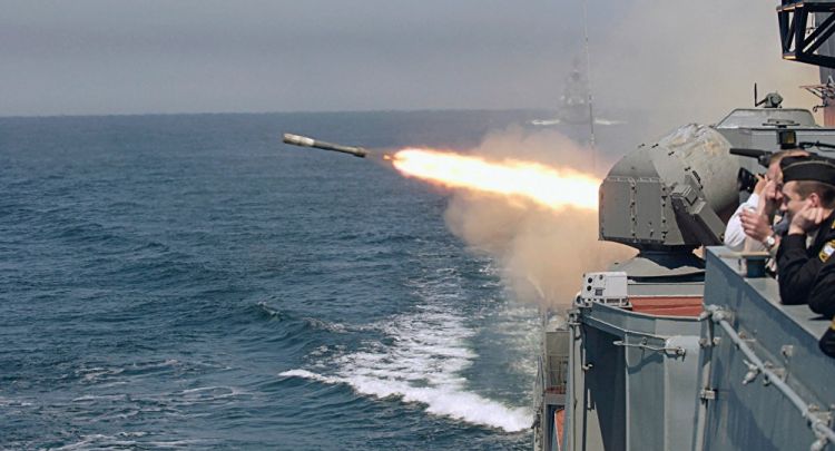 سفينة حربية روسية تجري تدريبات لصواريخ مجنحة