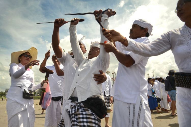 صور.. تواصل احتفالات الهندوس بـالخناجر فى "يوم الصمت" بإندونيسيا