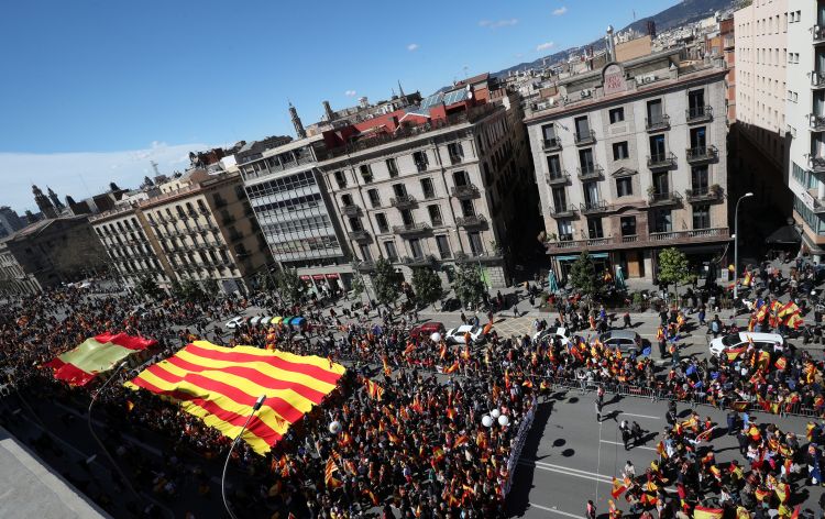 معارضو استقلال كتالونيا يتظاهرون تحت شعار "التعقل الآن أكثر من أى وقت مضى"