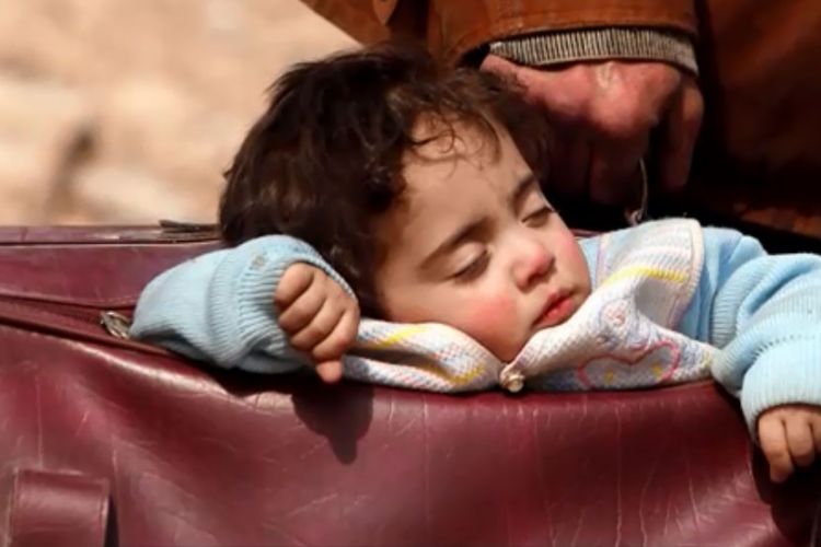 صورة "طفل الحقيبة" تجسد مأساة حياة أطفال سوريا وسط الحرب
