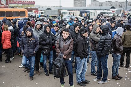 Сотрудников ФСБ и полиции уличили в помощи мигрантам-нелегалам