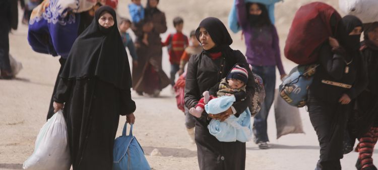 نزوح عشرات آلاف السوريين بسبب القتال، وقيود على توصيل الإغاثة