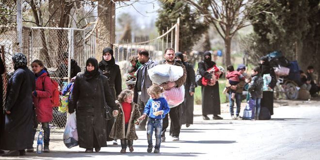 خروج مئات المدنيين المحاصرين من قبل الإرهابيين في الغوطة… ووحدات الجيش تقوم بتأمينهم وتقديم التسهيلات اللازمة لهم