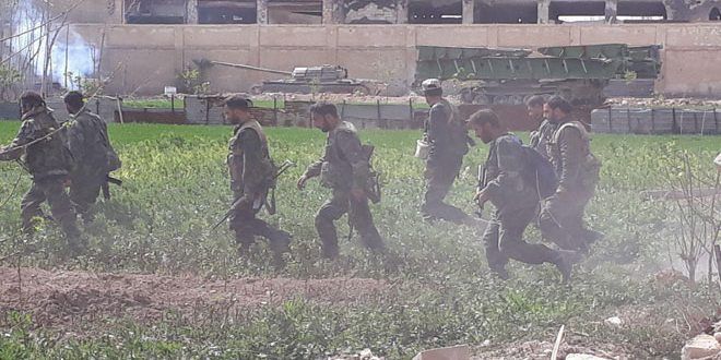 الجيش يسحق الإرهاب في وادي عين ترما ويواصل تأمين خروج المدنيين المحتجزين لدى الإرهابيين في الغوطة عبر الممرات الآمنة صور