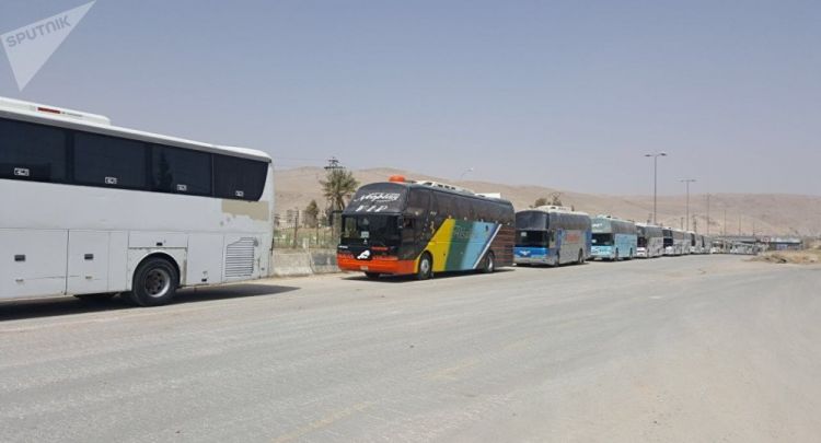 بدء خروج حافلات تقل مسلحين من حرستا في الغوطة إلى إدلب