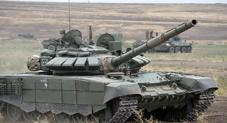 جنود الدبابات السوريون يبادرون بسد "ثغرة" في دبابة "تي-72"