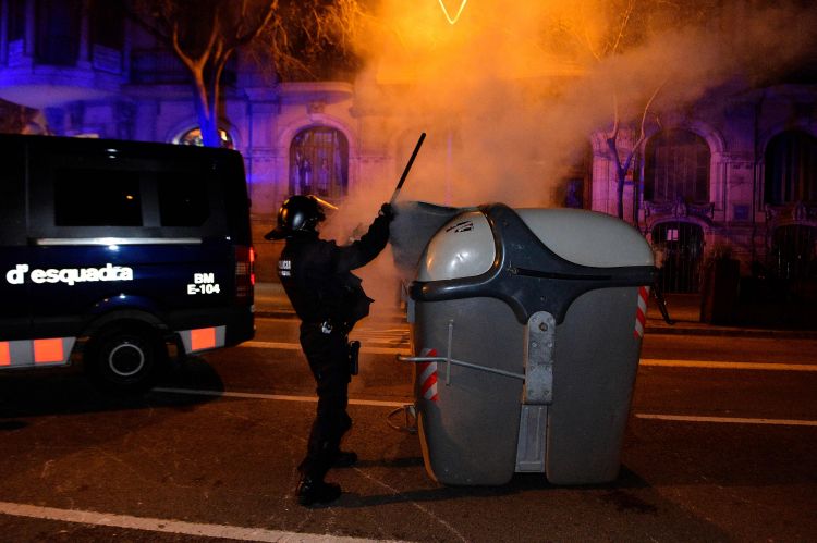 تجدد الاشتباكات بين كتالونيين والشرطة الإسبانية فى برشلونة