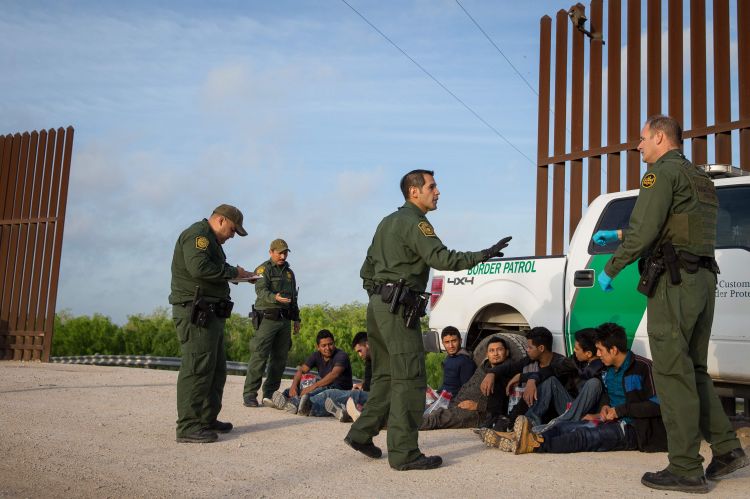 تشديدات أمنية أمريكية على الحدود المكسيكية بسبب أزمة المهاجرين