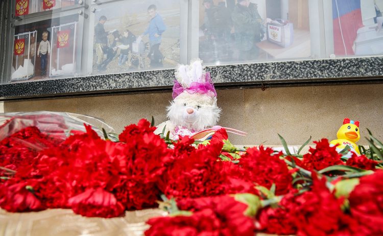 Жители Баку несут цветы к посольству России