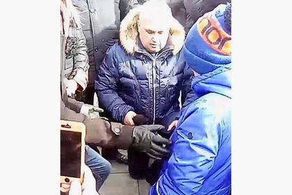 Вице-губернатор Кузбасса встал на колени перед жителями Кемерова