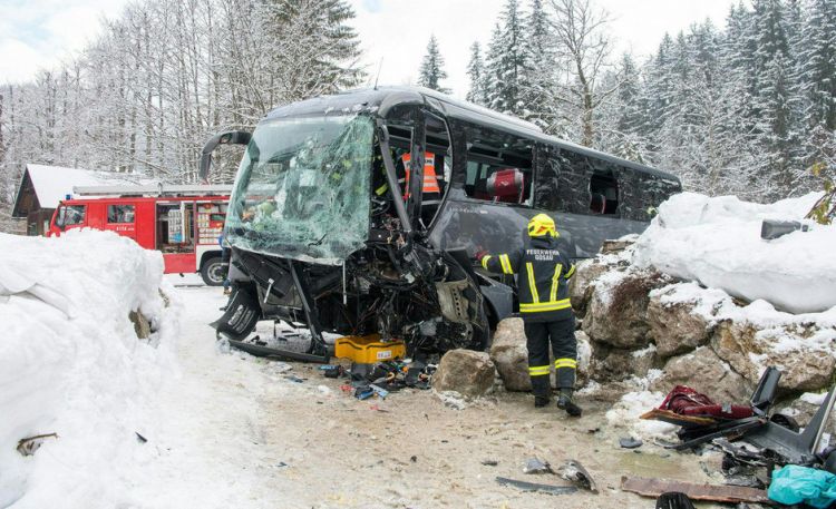 В Австрии туристический автобус попал в ДТП, 36 человек пострадали