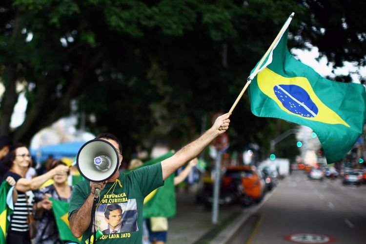 مظاهرات مؤيدة وأخرى معارضة للرئيس البرازيلى الأسبق سيلفا فى البرازيل