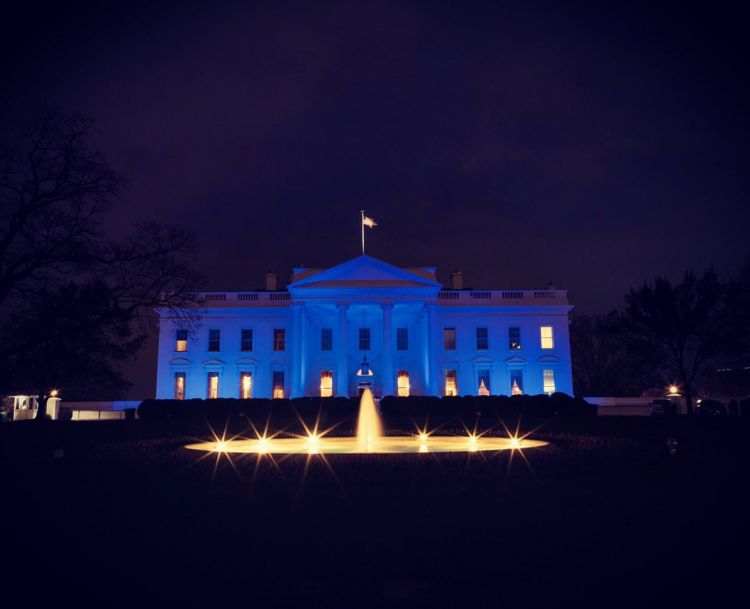 البيت الأبيض يتزين باللون الأزرق احتفالاً باليوم العالمى للتوحد