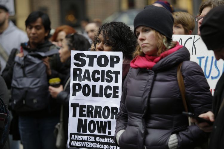 احتجاجات أمام برج ترامب بشيكاغو الأمريكية تحت شعار "لا لعنف الشرطة"