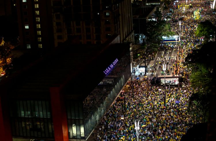 آلاف البرازيليون يتظاهرون للمطالبة بسجن الرئيس الأسبق "دا سيلفا"