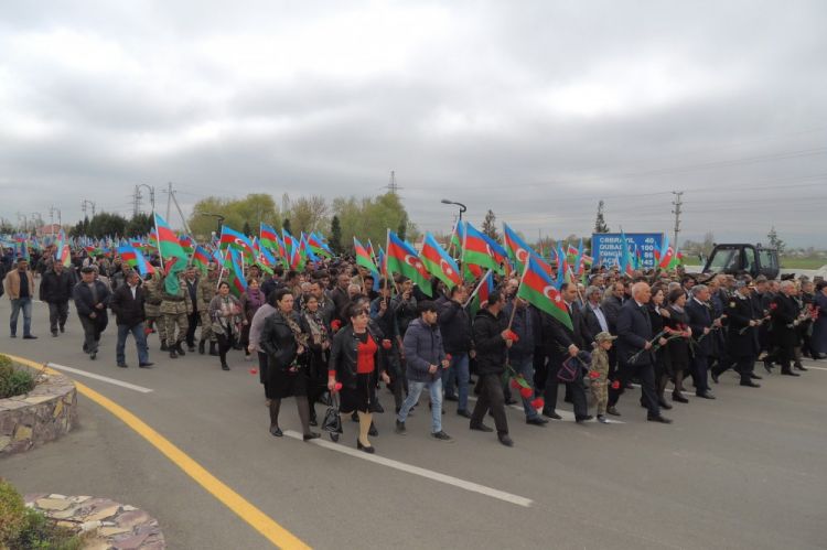 Вторую годовщину апрельских боев отметили шествием победы
