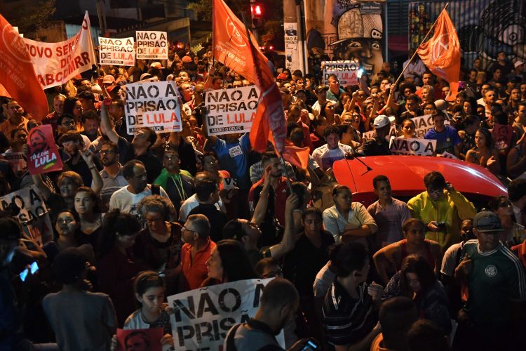 احتجاجات فى البرازيل بعد إصدار مذكرة اعتقال بحق "دا سيلفا"