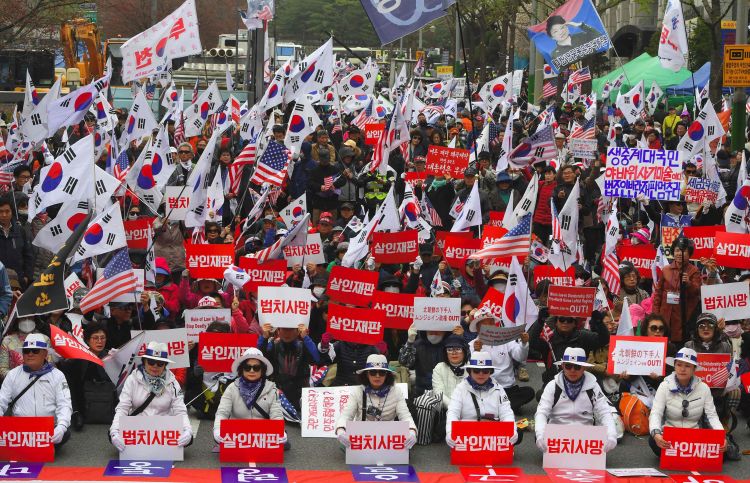 تظاهرات مؤيدة لرئيسة كوريا الجنوبية المعزولة بعد الحكم بسجنها 24 عاما