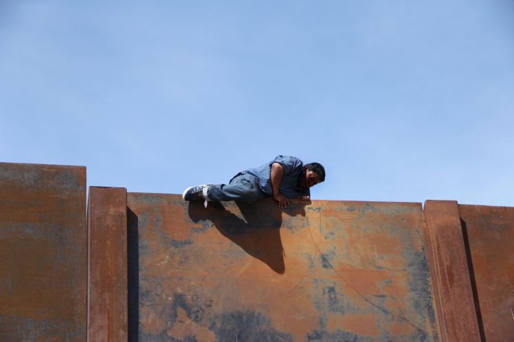 مهاجرون ينجحون فى عبور الجدار الحدودى بين أمريكا والمكسيك