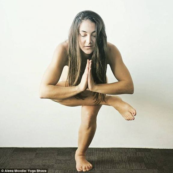 Йога голышом | Hot nude yoga class (Домашнее видео)