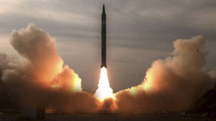 القوة الصاروخية اليمنية تستهدف بصاروخ باليستي لواء الرادارات السعودي في عسير