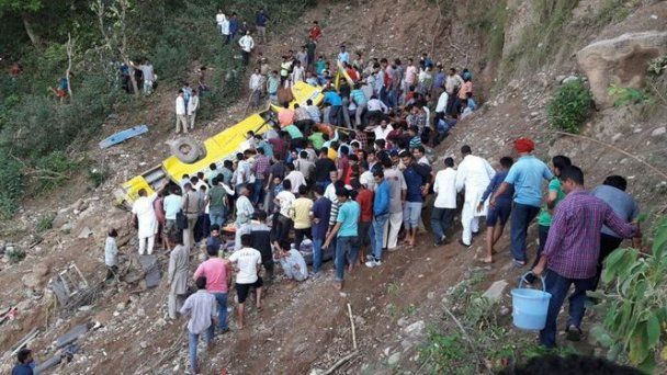 В Индии школьный автобус упал в пропасть: 27 детей погибли