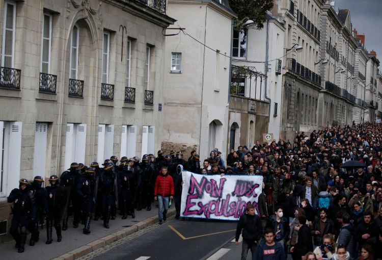 الآلاف يتظاهرون فى فرنسا ضد إقامة مشروع مطار غرب البلاد