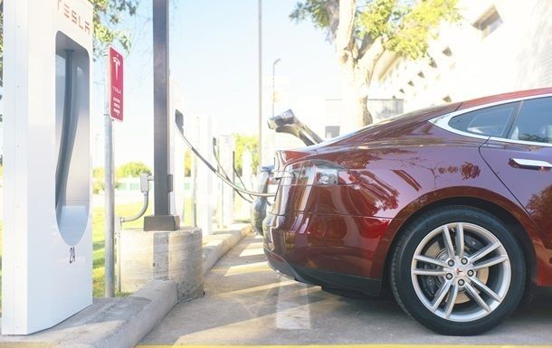 Tesla выпустит полноприводный электрокар
