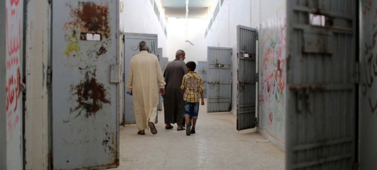 احتجاز آلاف المدنيين في ليبيا بسبب انتماءاتهم، وتزايد اعتماد الحكومات على الجماعات المسلحة