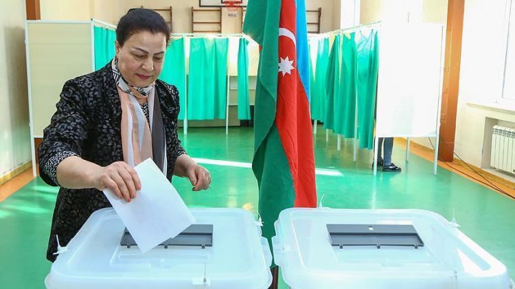 الأذريون يتوجهون إلى صناديق الاقتراع لانتخاب رئيس للبلاد