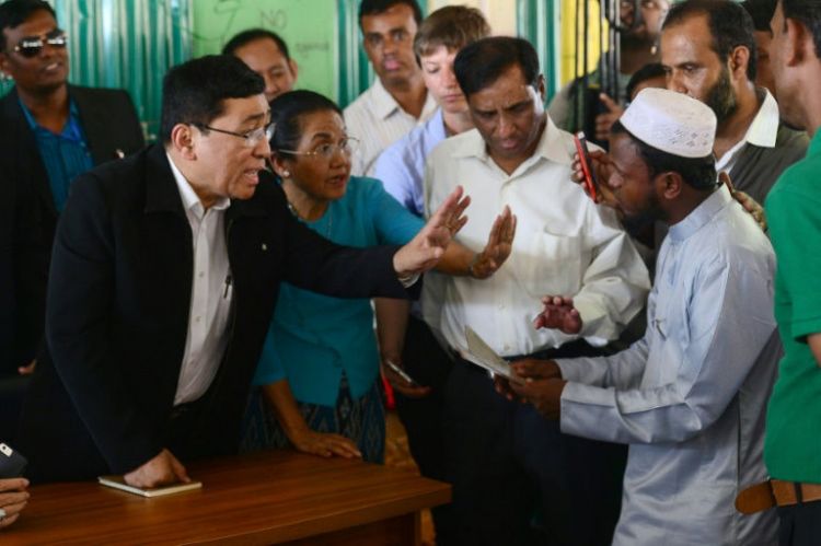 وزير بورمي يقوم بزيارة نادرة الى مخيم للاجئين الروهينغا في بنغلادش