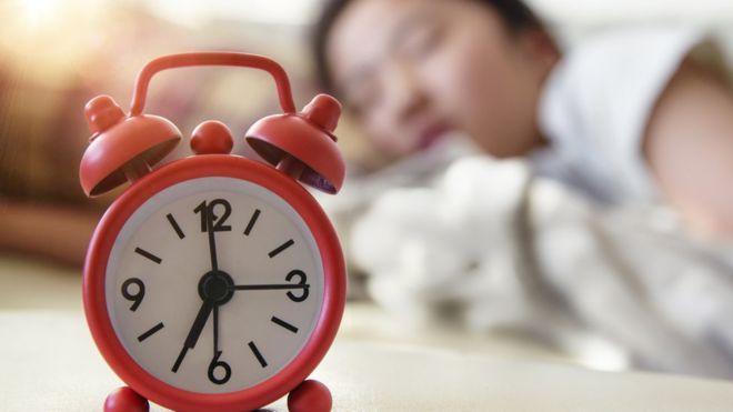 لاستيقاظ من النوم متأخرا "يزيد خطر الوفاة"
