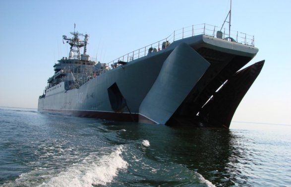 Россия отправила в Сирию десантный корабль